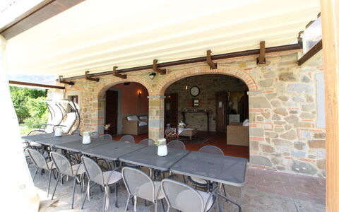 La Quiete: Tavolo, Proprietà, Mobilia, Sedia, Costruzione, Legna, Interior Design, Shade, Porta, Pavimento