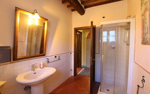 La Quiete: Proprietà, Camera, Bagno, Costruzione, Interior Design, Parete, Casa, Mobiletto Del Bagno, Lavello, Immobiliare