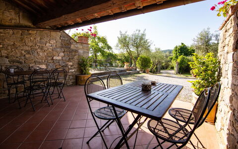 Villa degli Olivi: Tavolo, Pianta, Proprietà, Mobilia, Cielo, Tavolo Esterno, Natura, Legna, Costruzione, Sedia