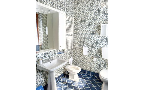 Villa Verniana: Pavimentazione, Interior Design, Pavimento, Idraulico Fixture, Bagno, Toilet Seat, Gabinetto, Piastrella, Lavandino Del Bagno, Idraulico