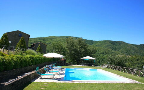 Borgo Antico: Acqua, Cielo, Pianta, Proprietà, Azzurro, Paesaggio Naturale, Piscina, Albero, Montagna, Erba