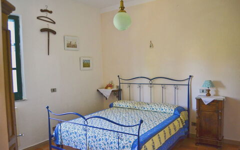 Villa Cantagallo: Camera Da Letto, Camera, Letto, Mobilia, Proprietà, Lenzuolo, Telaio Del Letto, Prodotto, Pavimento, Bedding