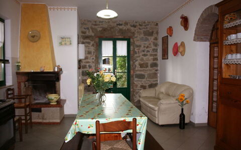Villa Cantagallo: Camera, Proprietà, Costruzione, Casa, Mobilia, Interior Design, Pavimento, Tavolo, Immobiliare, Sala Da Pranzo