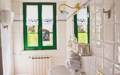 Villa Cantagallo: Bagno, Camera, Verde, Proprietà, Giallo, Interior Design, Parete, Casa, Piastrella, Casa