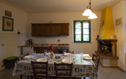Villa Cantagallo: Mobilia, Interior Design, Tavolo, Sedia, Pavimentazione, Cucina & Sala Da Pranzo Tavolo, Camera, Illuminazione, Sala Da Pranzo, Lampada
