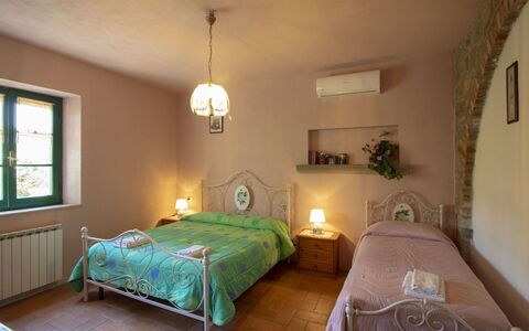 Villa Cantagallo: Mobilia, Interior Design, Letto, Camera Da Letto, Parete, Lenzuolo, Pavimentazione, Bedding, Camera, Soffitto