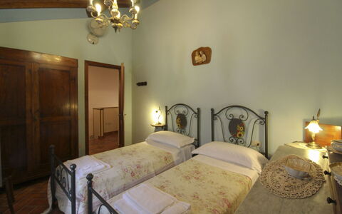 Agriturismo Ca di Vestro: Parete, Interior Design, Mobilia, Soffitto, Camera Da Letto, Pavimento, Letto, Pavimentazione, Camera, Illuminazione