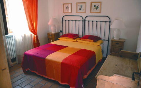 Villa Iris: Camera Da Letto, Letto, Camera, Mobilia, Proprietà, Lenzuolo, Telaio Del Letto, Interior Design, Pavimento, Bedding