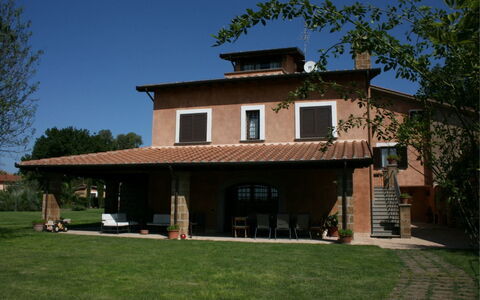 Villa Iris: Cielo, Pianta, Costruzione, Proprietà, Finestra, Albero, Casa, Shade, Erba, Raccordo