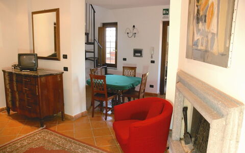 Villa Iris: Camera, Proprietà, Costruzione, Casa, Pavimento, Mobilia, Immobiliare, Interior Design, Appartamento, Latifoglie