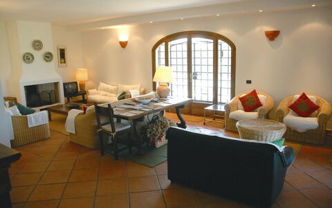 Villa Iris: Camera, Proprietà, Soggiorno, Costruzione, Interior Design, Mobilia, Pavimento, Immobiliare, Casa, Tavolo