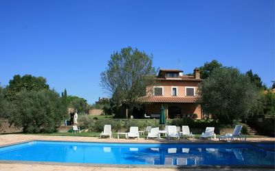 Villa Iris: Cielo, Acqua, Costruzione, Pianta, Proprietà, Finestra, Albero, Casa, Piscina, Lotto