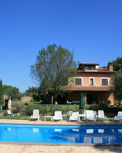 Villa Iris: Cielo, Acqua, Costruzione, Pianta, Proprietà, Finestra, Albero, Casa, Piscina, Lotto
