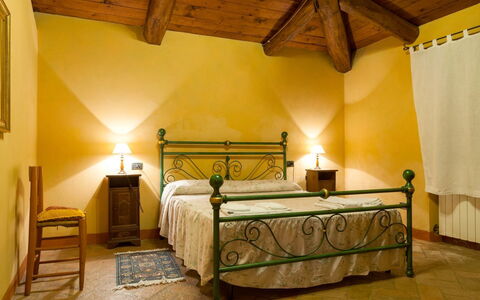 Casa la Primula: Camera, Camera Da Letto, Mobilia, Letto, Proprietà, Interior Design, Telaio Del Letto, Costruzione, Casa, Lenzuolo