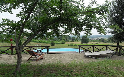 Piscina con ampio solarium in sabbia di fiume finissima
