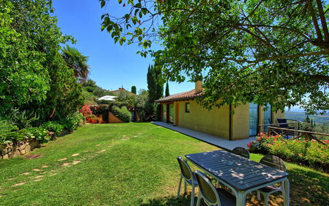 Casa Lucia: Proprietà, Immobiliare, Casa, Cortile, Paesaggio Naturale, Casa, Erba, Giardino, Albero, Backyard