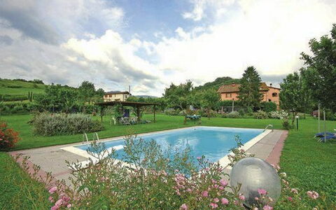 ampio giardino ( 5.000 mq ) con piscina mt. 6x12