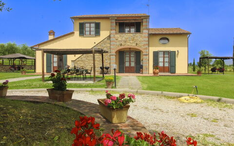 Podere Marcigliano: Giardino, Villetta, Agriturismo, Shade, Landscaping, Estate, Cortile, Backyard, Muro ​​Di Pietra, Hacienda