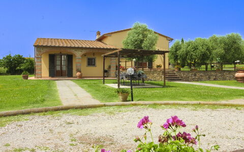 Podere Marcigliano: Giardino, Villetta, Agriturismo, Shade, Landscaping, Estate, Cortile, Backyard, Muro ​​Di Pietra, Hacienda