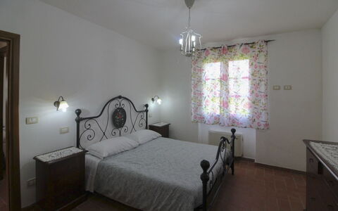 Podere Marcigliano: Mobilia, Interior Design, Pavimento, Soffitto, Pavimentazione, Illuminazione, Camera, Lampada, Camera Da Letto, Letto
