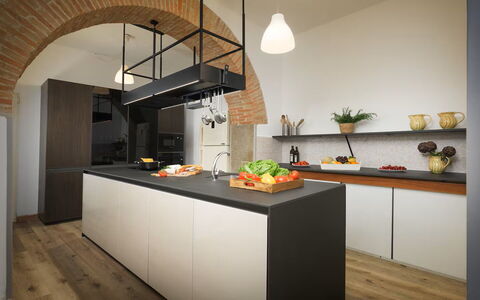 Villa Giare: Cucina, Interior Design, Mobilia, Pavimentazione, Legna, Controsoffitto, Lampada, Elettrodomestico Da Cucina, Soffitto, Pavimento