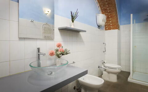 Villa Giare: Pavimentazione, Idraulico Fixture, Interior Design, Pavimento, Idraulico, Lavello, Rubinetto, Bagno, Piastrella, Camera