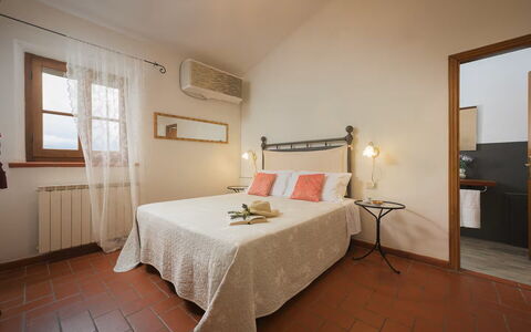 Villa Giare: Mobilia, Interior Design, Parete, Letto, Pavimento, Pavimentazione, Camera Da Letto, Soffitto, Legna, Camera