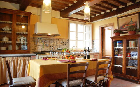 Nel Guasto: Camera, Costruzione, Mobilia, Proprietà, Interior Design, Soffitto, Cucina, Sala Da Pranzo, Cabinetry, Controsoffitto
