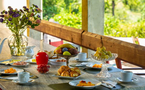 Villa Pedone: Cibo, Tavolo, Tavola, Mobilia, Pianta, Fiore, Dishware, Piatto, Tovaglia, Tessile