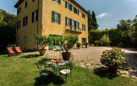 Villa Pedone: Cielo, Pianta, Costruzione, Proprietà, Finestra, Albero, Lotto, Erba, Casa, Paesaggio Naturale