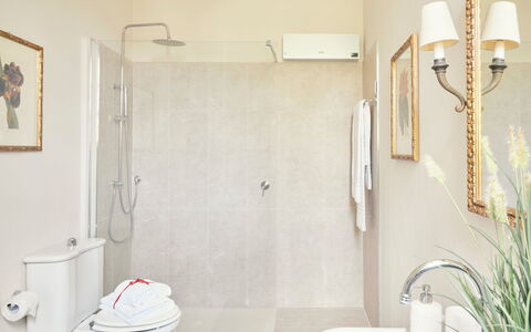 Villa Pedone: Proprietà, Costruzione, Idraulico Fixture, Pianta, Bianca, Rubinetto, Casa, Bagno, Soffione Doccia, Interior Design