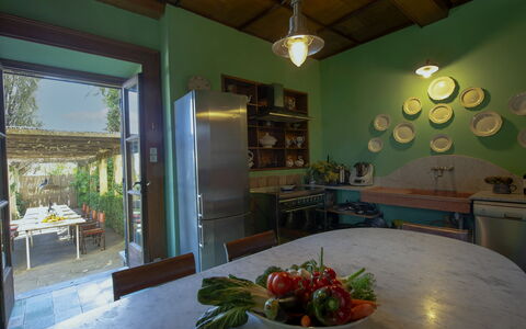 Villa Pedone: Proprietà, Mobilia, Tavolo, Cibo, Pianta, Tavola, Legna, Divano, Interior Design, Soggiorno