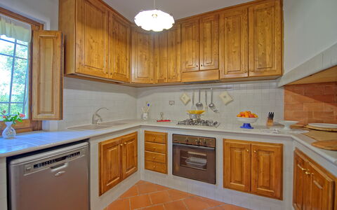 Villa Crispinino: Controsoffitto, Cabinetry, Cucina, Camera, Proprietà, Mobilia, Costruzione, Interior Design, Pavimento, Casa