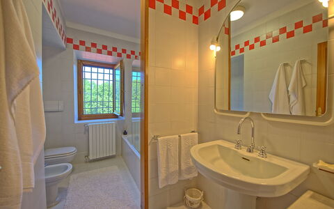 Villa Crispinino: Bagno, Camera, Proprietà, Interior Design, Costruzione, Immobiliare, Casa, Pavimento, Architettura, Soffitto