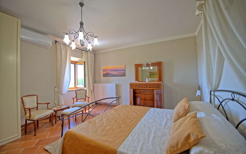 Villa Crispinino: Camera, Proprietà, Mobilia, Letto, Camera Da Letto, Lenzuolo, Interior Design, Costruzione, Telaio Del Letto, Pavimento