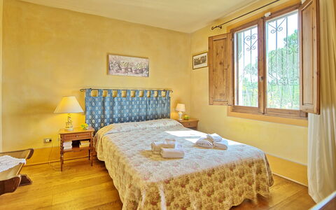 Casa Cipressi: Camera Da Letto, Letto, Camera, Mobilia, Proprietà, Lenzuolo, Interior Design, Telaio Del Letto, Pavimento, Giallo