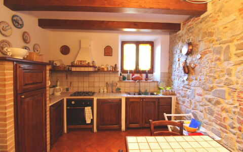 Casa Rosada: Proprietà, Camera, Controsoffitto, Costruzione, Mobilia, Cucina, Cabinetry, Casa, Pavimento, Interior Design
