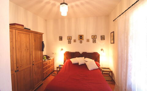 Casa Rosada: Camera Da Letto, Letto, Camera, Mobilia, Proprietà, Lenzuolo, Interior Design, Telaio Del Letto, Costruzione, Bedding
