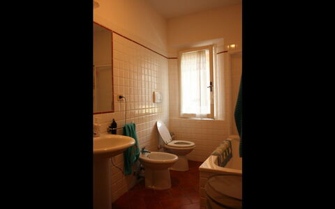 Casa Rosada: Camera, Proprietà, Bagno, Interior Design, Casa, Costruzione, Lavandino Del Bagno, Idraulico Fixture, Architettura, Pavimento