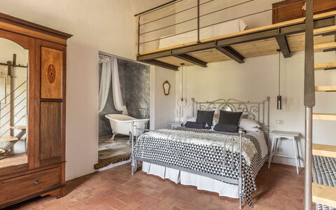 Villa Castiglione: Mobilia, Interior Design, Pavimentazione, Camera Da Letto, Letto, Pavimento, Legna, Soffitto, Camera, Illuminazione