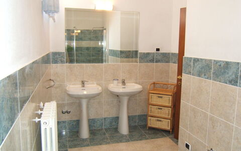 Villa Giulia Follonica: Proprietà, Bagno, Camera, Piastrella, Pavimento, Immobiliare, Architettura, Interior Design, Casa, Costruzione