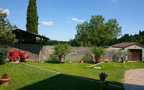 Casa Antica: Cielo, Nube, Pianta, Albero, Lotto, Vaso Di Fiori, Villetta, Tempo Libero, Arbusto, Erba