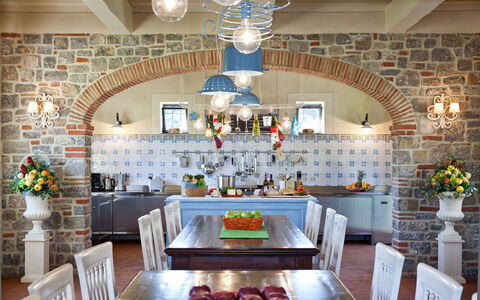 Villa Sant' Angelo: Mobilia, Interior Design, Parete, Lampada, Pavimentazione, Soffitto, Tavolo, Cucina, Sedia, Illuminazione