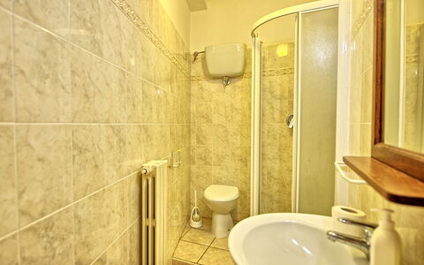 Villa Lorenzo: Bagno, Proprietà, Camera, Piastrella, Interior Design, Parete, Giallo, Architettura, Pavimento, Casa