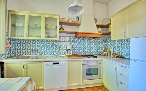 Casale Ambra: Camera, Proprietà, Cabinetry, Cucina, Controsoffitto, Mobilia, Interior Design, Costruzione, Giallo, Turchese
