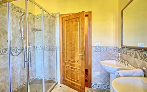Casale Ambra: Proprietà, Camera, Bagno, Giallo, Interior Design, Immobiliare, Costruzione, Estate, Porta, Casa