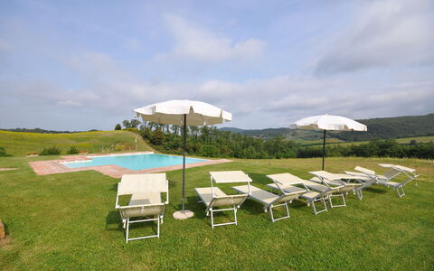 Villa Gaeta: Proprietà, Tavolo, Cielo, Immobiliare, Mobilia, Erba, Casa, Sedia Pieghevole, Albero, Estate