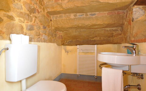 Villa Gaeta: Camera, Proprietà, Bagno, Toilet Seat, Gabinetto, Pavimento, Bidet, Idraulico Fixture, Parete, Interior Design