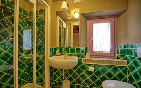 Villa Marginone: Bagno, Camera, Proprietà, Verde, Interior Design, Costruzione, Casa, Piastrella, Architettura, Immobiliare
