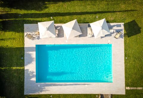 Villa Cassia: Verde, Blu, Turchese, Rettangolo, Erba, Blu Majorelle, Tessile, Pianta, Piscina, Arte